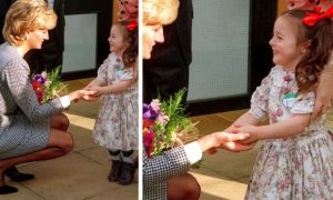 Công nương Diana luôn cúi xuống ngang tầm mắt khi nói chuyện với trẻ nhỏ, bí...