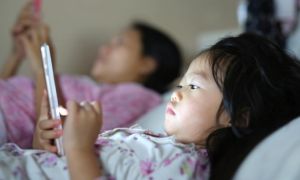 Đứa trẻ chơi điện thoại hàng ngày và những đứa trẻ không chơi, sự khác biệt rõ...