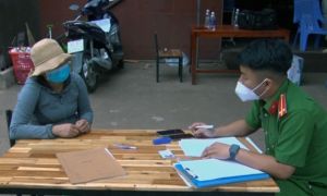 Không được qua chốt, 2 phụ nữ chửi bới 'loạn', mỗi người nộp phạt 2,5 triệu đồng