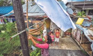Dân Malaysia treo cờ trắng cầu cứu vì phong tỏa quá chặt