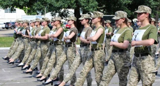 Tranh cãi hình ảnh nữ học viên quân sự Ukraine mang giày cao gót tập duyệt binh