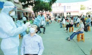 TP.HCM xét nghiệm, trang bị kính chắn giọt bắn cho tất cả cán bộ chấm thi tốt...