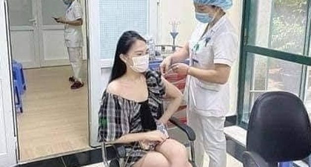 Tiêm vắc xin 'xịn' nhờ quan hệ: Bệnh thích khoe khoang hay bất nhẫn, vô cảm?