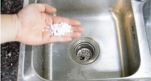 Mỗi lần rửa bát, chị em nhớ rắc ít muối vào cống thoát nước, mẹ chồng khó tính...
