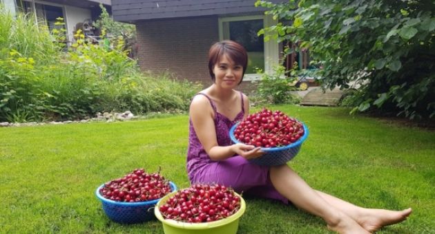Rau siêu thị đắt đỏ, người phụ nữ gốc Việt biến ban công thành vườn ở Châu Âu