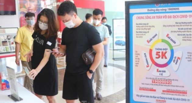Khách xếp hàng dài quét mã QR vào các trung tâm thương mại Hà Nội