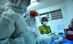 Nguyên nhân TP.HCM chỉ đạo khẩn tạm ngừng tiêm một lô vaccine Pfizer