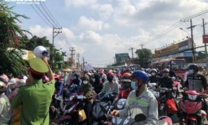 Vạ vật chờ đợi ở cửa ngõ TP.HCM suốt đêm, người dân vỡ òa vì được hỗ trợ về quê
