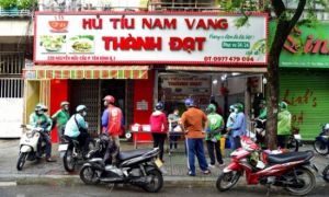 Xếp hàng mua thức ăn, cắt tóc ở TP HCM