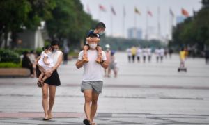 Vì sao cần thận trọng khi cho trẻ nhỏ ở TP.HCM ra đường?