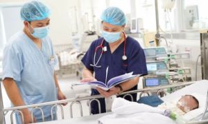 Bé 10 tháng nguy kịch vì mẹ tự điều trị sốt, ho tại nhà
