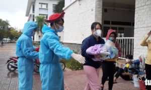 Những đứa con chưa tròn tháng cùng mẹ vượt hàng trăm km về miền Tây