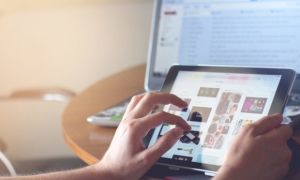 Bố 'đập' iPhone, cho con nghỉ học online: Lỗi tại phụ huynh, tội nhà trường?