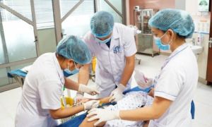 Bé gái 2 tháng tuổi bị nhỏ nhầm axit vào miệng