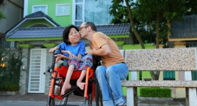 Chàng kỹ sư Úc quyết lấy cô gái khuyết tật Việt vì lý do khiến ai cũng bất ngờ