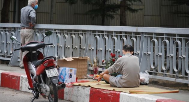 Hà Nội: Hơn nửa ngày nỗ lực tìm kiếm, vẫn chưa thấy cụ bà nhảy xuống sông Tô...