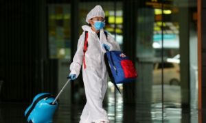 Phụ huynh ở TP.HCM gặp khó vì trẻ chưa tiêm vaccine không được bay