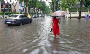 Dự báo thời tiết hôm nay: Bắc Bộ và Trung Bộ có mưa rất to, đề phòng lũ quét,...