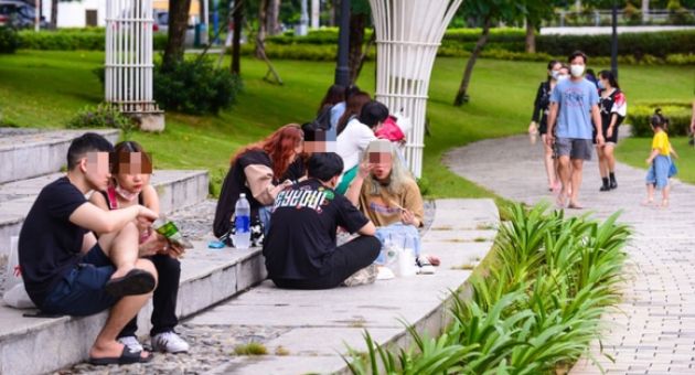 COVID-19 tăng ở TP.HCM: Nhiều người chủ quan, tháo khẩu trang tụm 5 tụm 7 nói...