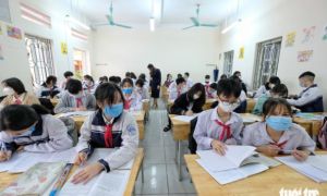 Hà Nội tiếp tục cho học sinh lớp 9 của 17 huyện, thị xã đến trường từ 22-11