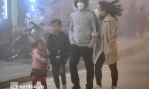 Tái diễn lại hình ảnh những đứa trẻ chân đất chèo kéo du khách mua hàng trong...