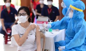 Tiêm phủ đủ 2 mũi vắc xin cho người trên 18 tuổi cả nước trong năm nay