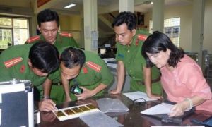 Đình chỉ 3 cán bộ công an liên quan 'bà trùm' buôn lậu Mười Tường