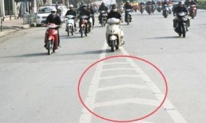 Luật sư phân tích vụ người đi xe máy đè vạch xương cá bị CSGT phạt