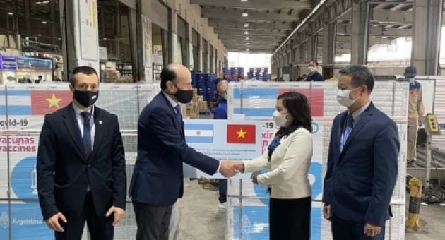 Nửa triệu liều AstraZeneca do Argentina tặng về đến Hà Nội