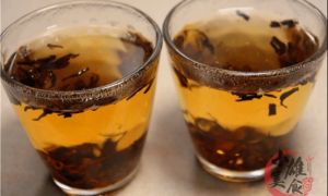 Trà để qua đêm không ngờ có tác dụng mạnh thế, vừa làm sạch đồ lại giải quyết...