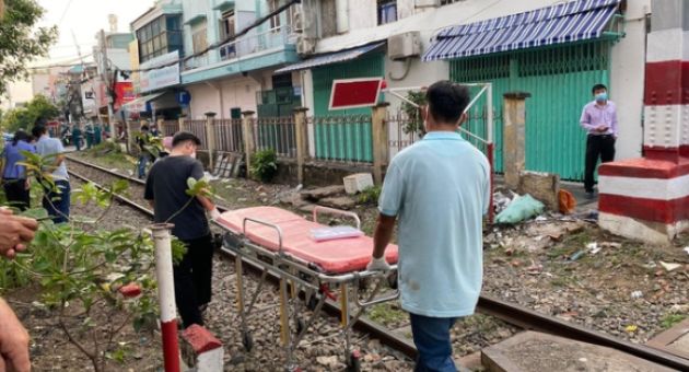 Người phụ nữ nghi nhảy vào đoàn tàu hoả tự tử sau khi cãi nhau với chồng
