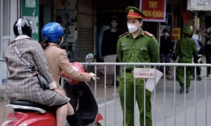 Số ca COVID-19 tăng nhanh, quận Đống Đa 'đổi màu' từ vàng sang cam