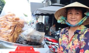 Người mẹ nghèo ngót nửa thế kỷ bán gỏi khô bò: Nuôi con du học Mỹ