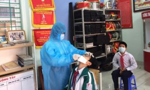 Nhiều phụ huynh tại Hạ Long bức xúc với yêu cầu mua kit test COVID-19