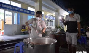 Tráng bánh phở, nấu nước dùng thâu đêm mở 'tiệc phở' trên đảo Thiềng Liềng