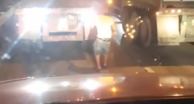 Tình huống tài xế xịt sơn vào đèn của xe khác gây nhiều tranh cãi