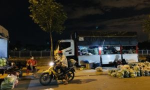 Bị chợ tự phát 'bao vây', tiểu thương chợ đầu mối lớn nhất nước bức xúc
