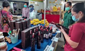 Người dân TP.HCM đi tìm đặc sản Tết, hàng tiêu dùng giảm giá ở hội chợ