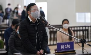 Cựu Hiệu trưởng Trường ĐH Đông Đô bật khóc xin lỗi bố trước tòa