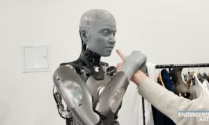Phản ứng gây kinh ngạc của robot có biểu cảm giống người thật