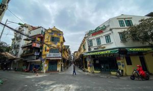 Hà Nội vắng vẻ khi nhiều quận trung tâm dừng bán hàng ăn, uống tại chỗ