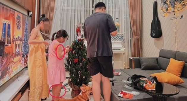 Xôn xao hình ảnh bé gái 8 tuổi đứng cạnh 'dì ghẻ' trước khi qua đời: Chân tay...