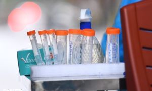 Chuyên gia nói gì về khả năng lây ra cộng đồng của ca Omicron đầu tiên?