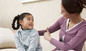 Mẹ Việt kể chuyện người Pháp phản ứng khi thấy vết bầm ở trẻ