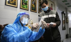 Hà Nội tiêm vắc xin COVID-19 tại nhà: Nơi chờ hướng dẫn, nơi gõ cửa từng nhà