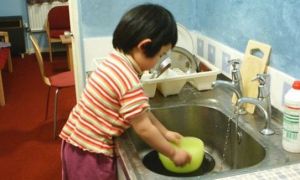 Bắt trẻ em làm công việc gia đình quá sức, quá thời gian... có thể bị phạt 3-5...