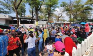 Công nhân đòi thưởng Tết