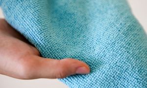 Những kẽ hở trên cửa sổ bám đầy bụi, chỉ cần thứ này sẽ sạch bong trong 10 phút