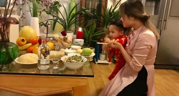 Tết xứ mình, Tết xứ người: Đám trẻ ngơ ngác thấy con gà ngậm hoa hồng