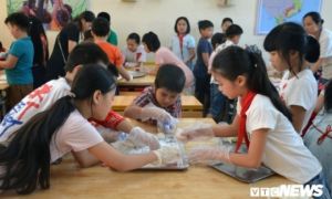 Giáo viên gọi học trò là 'con' có gì mà phải cấm?